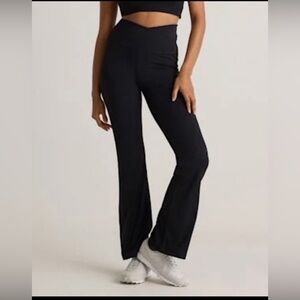 Quince Ultra Form High-Rise Crossover Flare Leggings | Black | Small